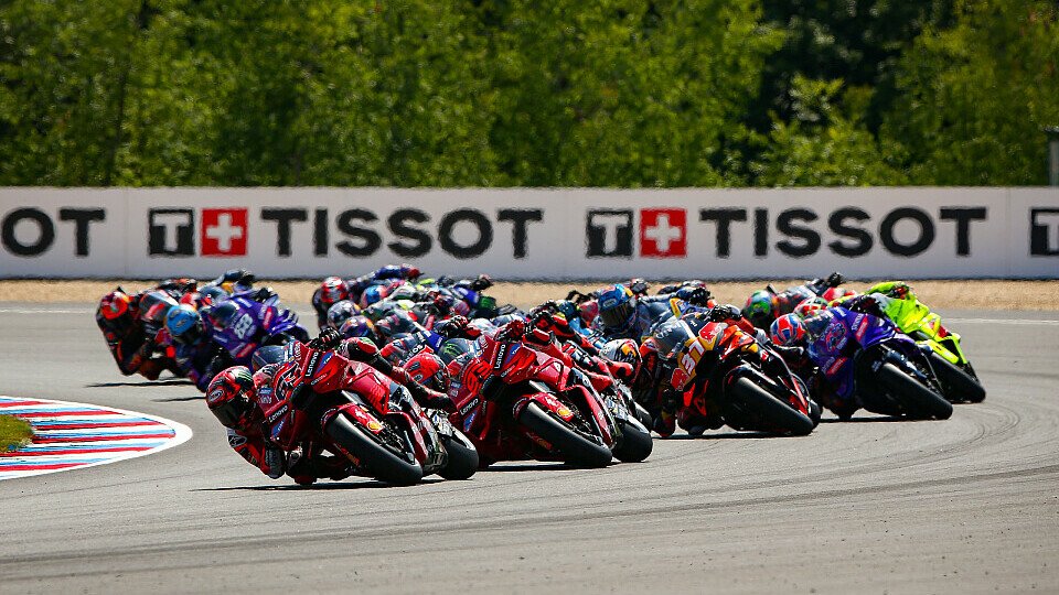 Polesetter Francesco Bagnaia (Ducati Lenovo Team) gewinnt den Start vor Teamkollege Marc Marquez 