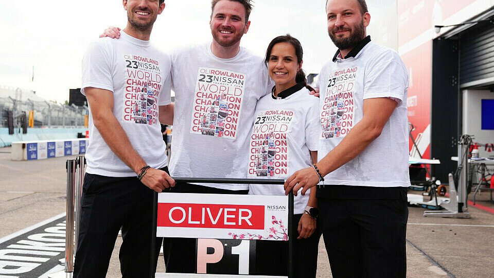 Oliver Rowland nach seinem Titelgewinn in der Formel E. 