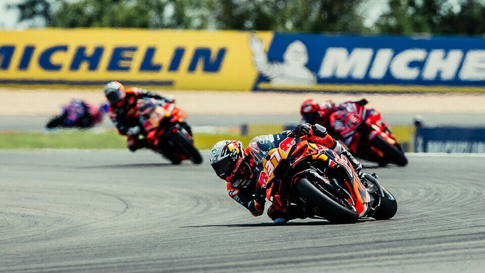 Pedro Acosta holte in Brünn das erste MotoGP-Podium KTMs im Jahr 2025, Foto: KTM Media Pedro Acosta holte in Brünn das erste MotoGP-Podium KTMs im Jahr 2025, Foto: KTM Media