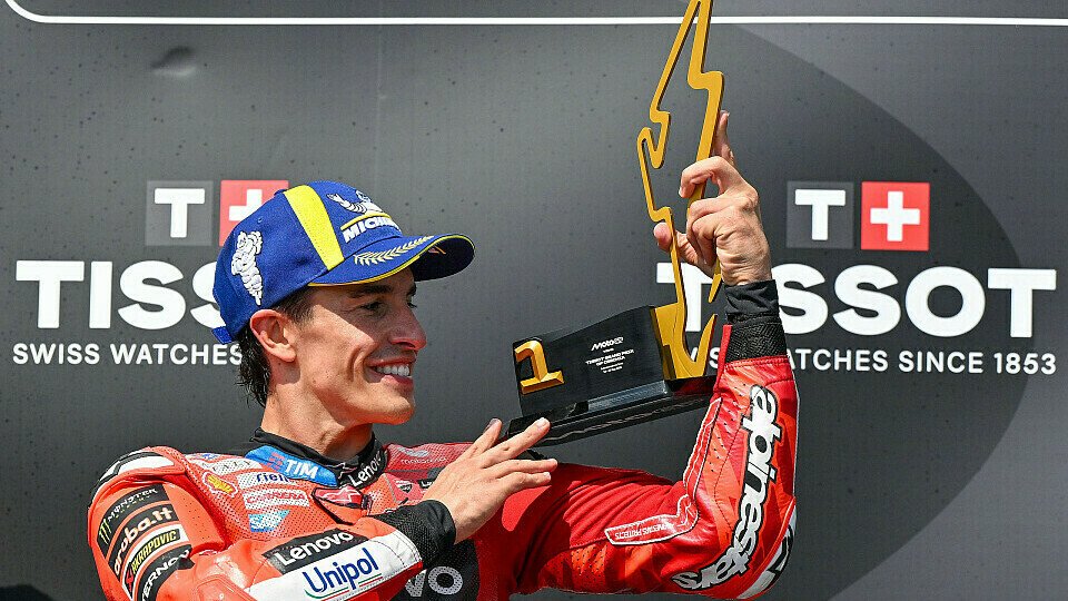 Marc Marquez mit dem Siegerpokal in Brünn Marc Marquez mit dem Siegerpokal in Brünn