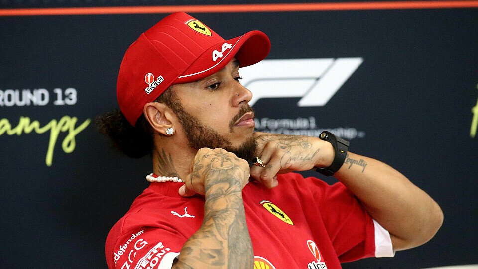 Lewis Hamilton richtet sich in der Pressekonferenz von Spa den Kragen