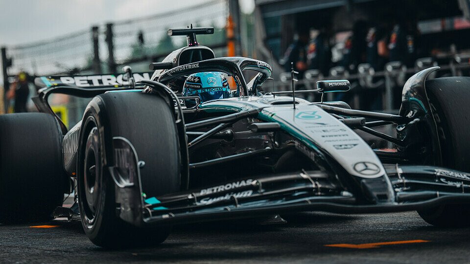 Mercedes-Fahrer George Russell in der Boxengasse