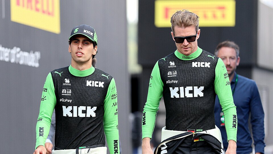 Sauber-Piloten Gabriel Bortoleto und Nico Hülkenberg im Paddock