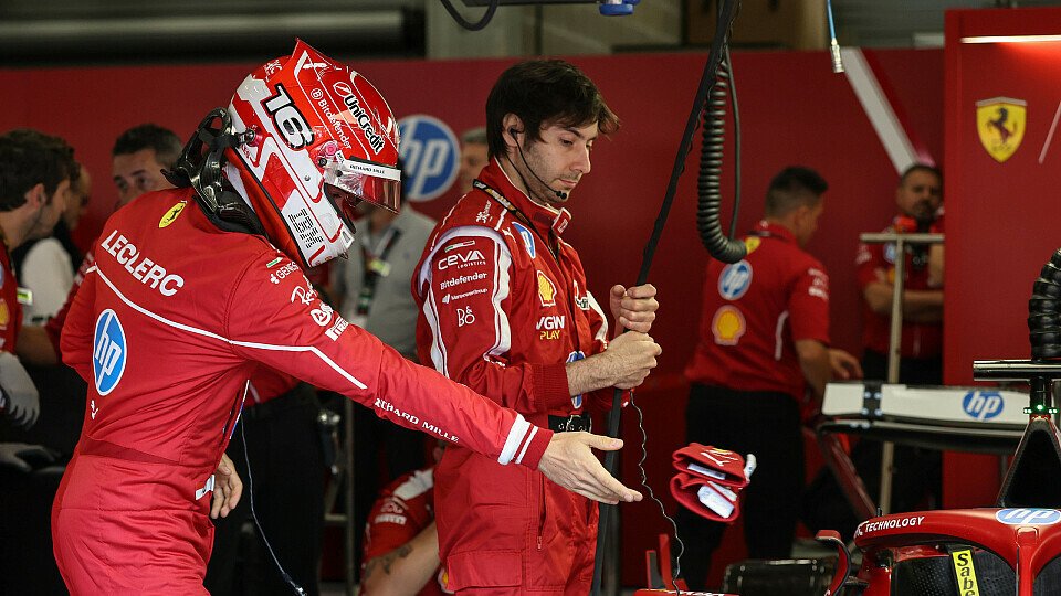 Charles Leclerc wirft in der Ferrari-Box seine Handschuhe in sein Auto