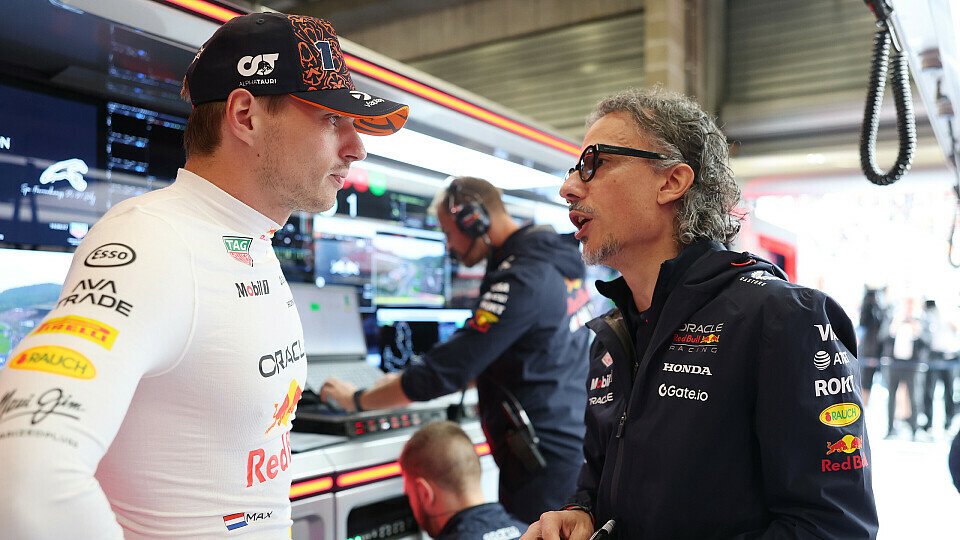 Max Verstappen im Gespräch mit Teamchef Laurent Mekies in der Red Bull-Box