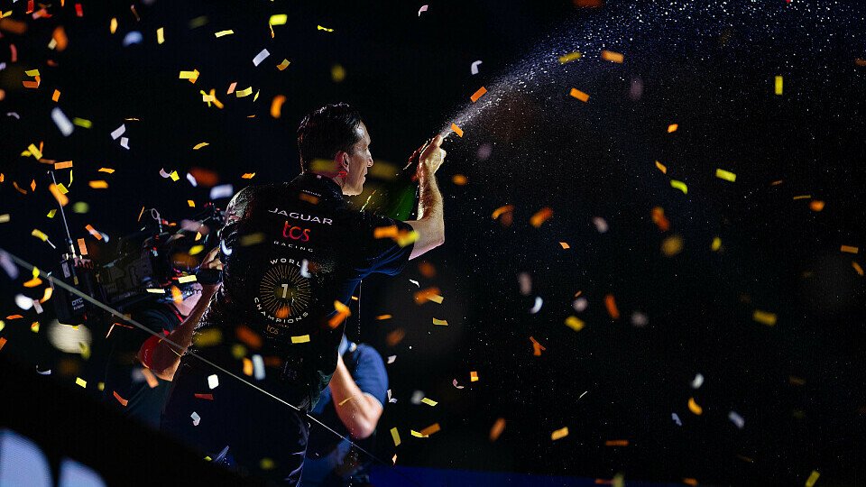 Jaguar-Teamchef James Barclay feiert auf dem Podium Jaguar-Teamchef James Barclay feiert auf dem Podium