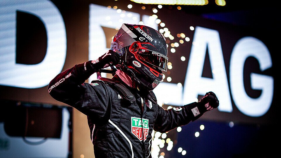 Pascal Wehrlein (Jaguar) feiert auf dem Podium Pascal Wehrlein (Jaguar) feiert auf dem Podium