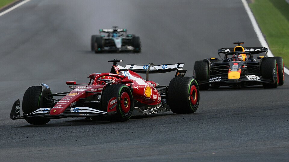 Charles Leclerc im Ferrari vor Max Verstappen im Red Bull und George Russell im Mercedes Charles Leclerc im Ferrari vor Max Verstappen im Red Bull und George Russell im Mercedes