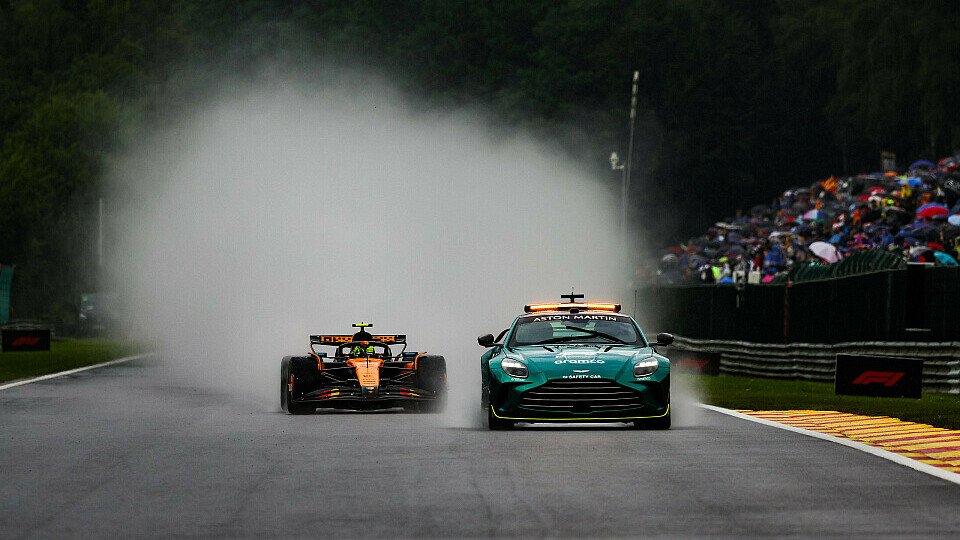 Das Safety Car führt mit großer Gischt-Wolke hinter sich Lando Norris um den Circuit Spa-Francorchamps Das Safety Car führt mit großer Gischt-Wolke hinter sich Lando Norris um den Circuit Spa-Francorchamps