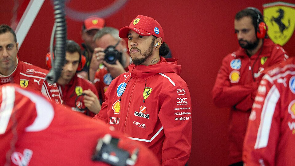 Lewis Hamilton steht in der Ferrari-Garage und beobachtet seine Ingenieure