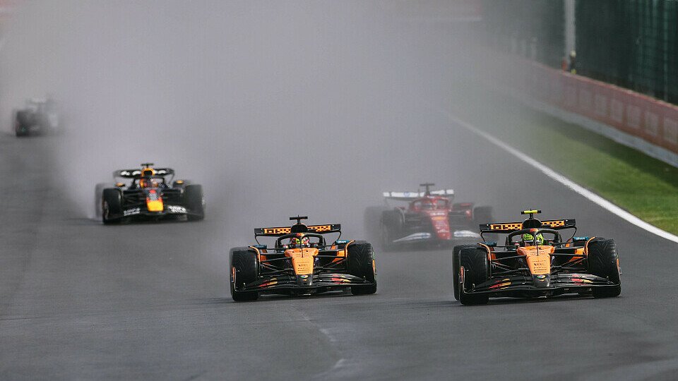 Oscar Piastri setzt am Start des Rennens in Belgien sofort in der ersten Kurve Lando Norris unter Druck
