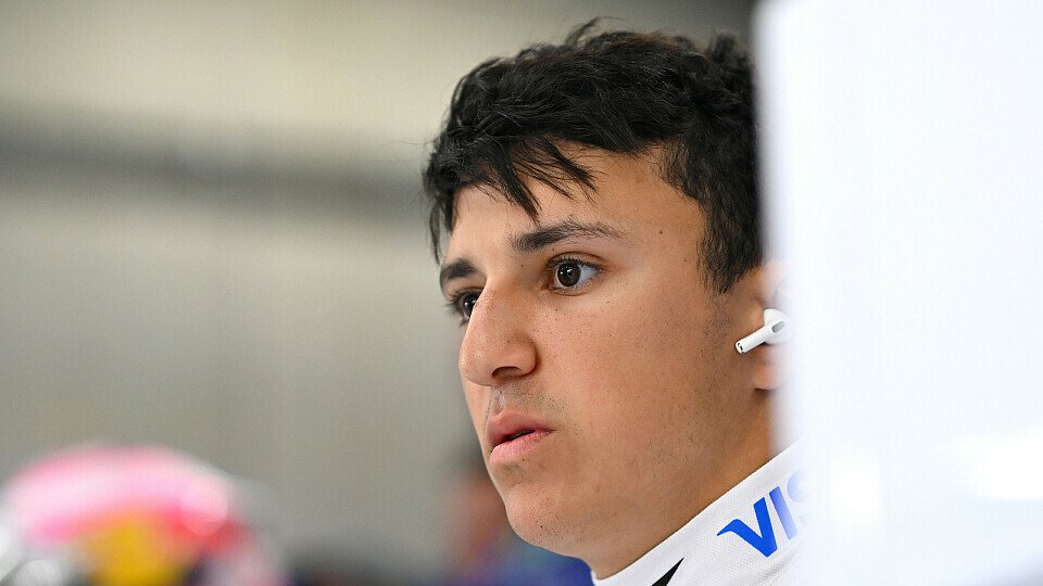 Racing Bull-Fahrer Isack Hadjar in der Box Racing Bull-Fahrer Isack Hadjar in der Box