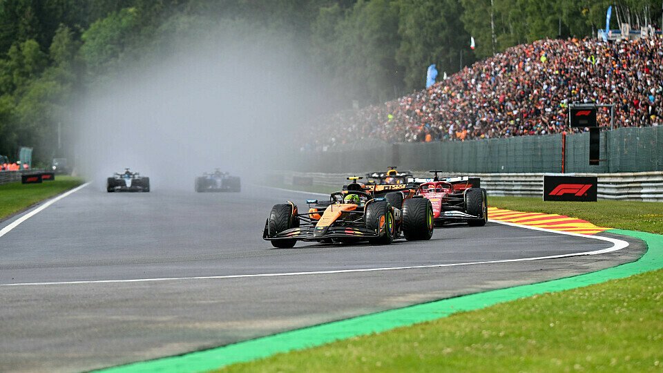 Lando Norris biegt vor Charles Leclerc in die nasse Schikane Les Combes ein