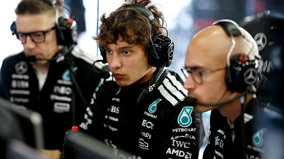 Kimi Antonelli mit seinen Mercedes-Ingenieuren