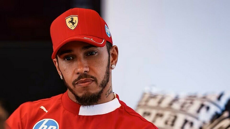Ein nachdenklicher Ferrari-Fahrer Lewis Hamilton 