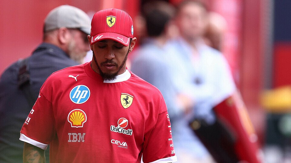 Lewis Hamilton im Fahrerlager nach dem Qualifying für den Ungarn GP Lewis Hamilton im Fahrerlager nach dem Qualifying für den Ungarn GP