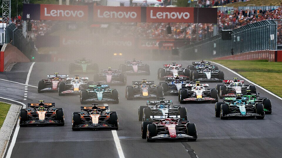 Polesetter Charles Leclerc gewinnt im Ferrari den Start vor Oscar Piastri im McLaren und George Russell im Mercedes