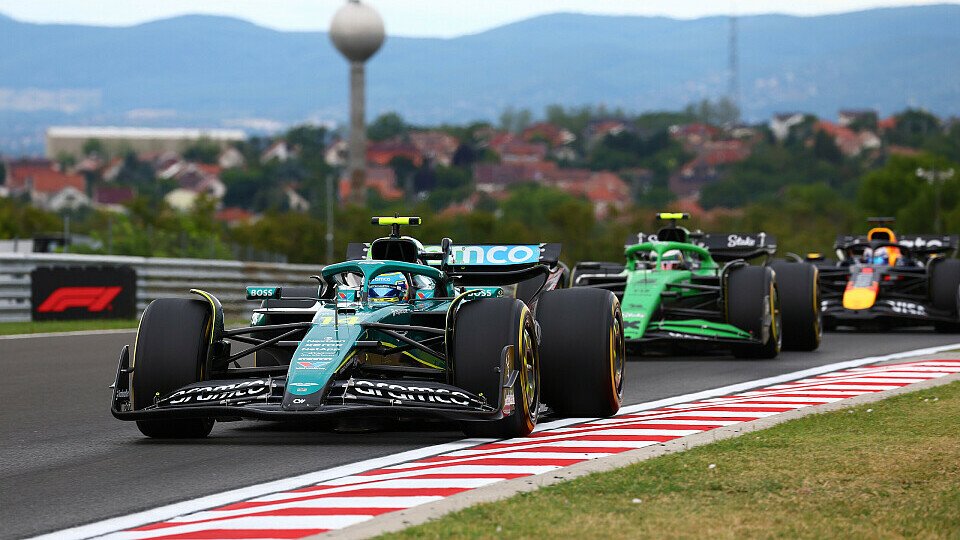 Aston Martin-Pilot Fernando Alonso vor Gabriel Bortoleto im Sauber und Max Verstappen im Red Bull auf dem Hungaroring
