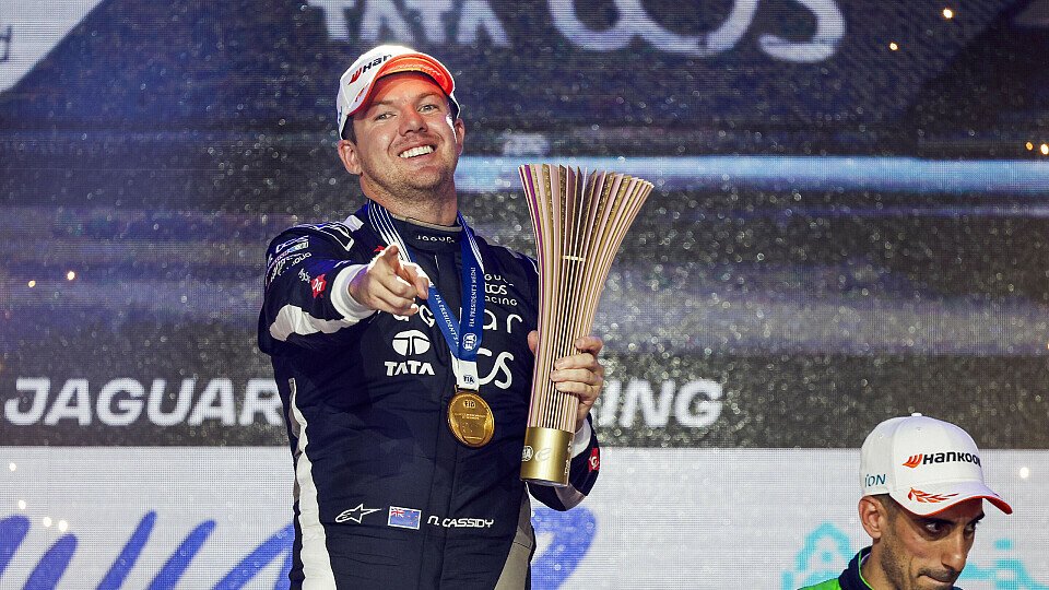 Nick Cassidy beim Formel-E-Rennen in London auf dem Podest