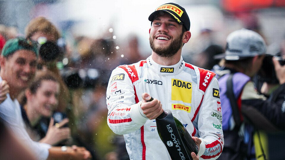 Ricardo Feller auf dem Podium beim DTM-Rennen auf dem Nürburgring 2025