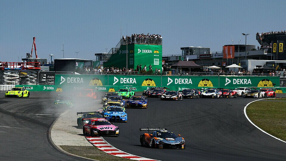 Der Start des zweiten DTM-Rennens am Nürburgring.