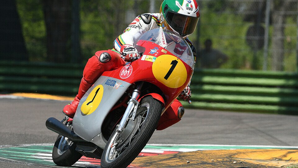 Giacomo Agostini präsentiert seine MV Augusta in Imola