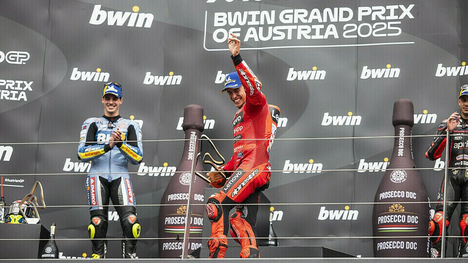 Marc Marquez feiert seinen Sieg in Österreich auf dem Podium