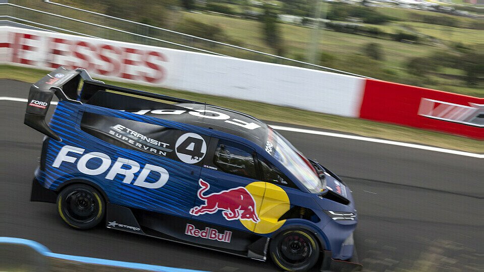 Der Ford Transit SuperVan fährt in Bathurst