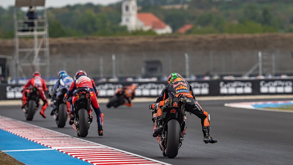 Brad Binder bremst für Kurve fünf am Balaton Park Circuit