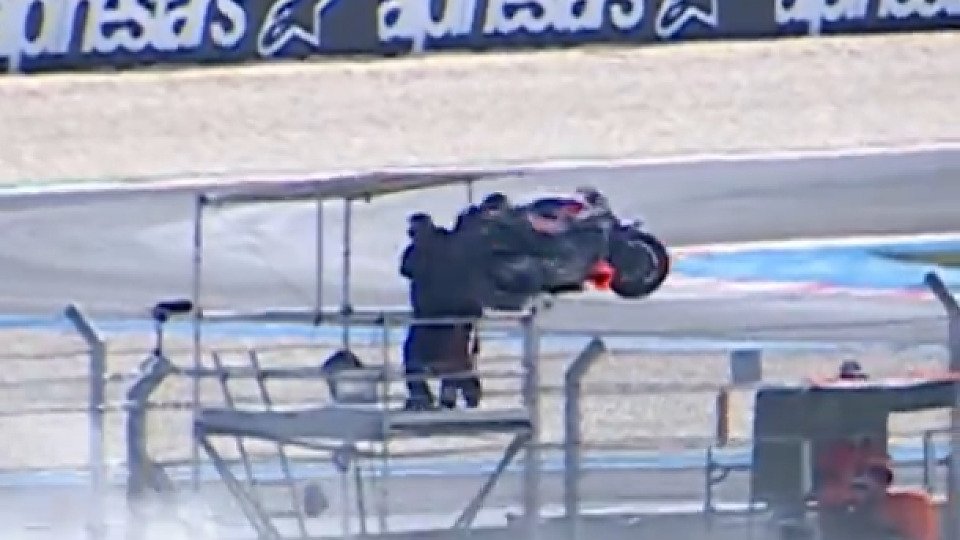 Pedro Acostas KTM krachte im MotoGP-Qualifying in einen Kameramann, Foto: Screenshot / MotoGP X Pedro Acostas KTM krachte im MotoGP-Qualifying in einen Kameramann, Foto: Screenshot / MotoGP X