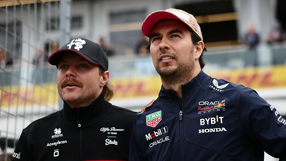 Valtteri Bottas und Sergio Perez gemeinsam vor der Fahrerparade Valtteri Bottas und Sergio Perez gemeinsam vor der Fahrerparade