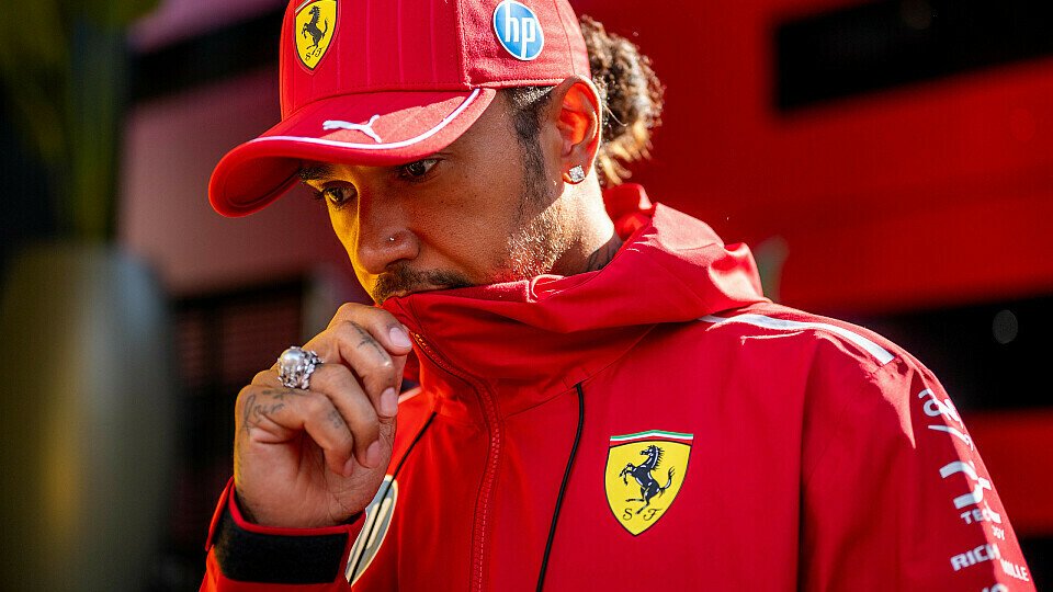 Lewis Hamilton mit hochgezogener Regenjacke im Fahrerlager von Zandvoort