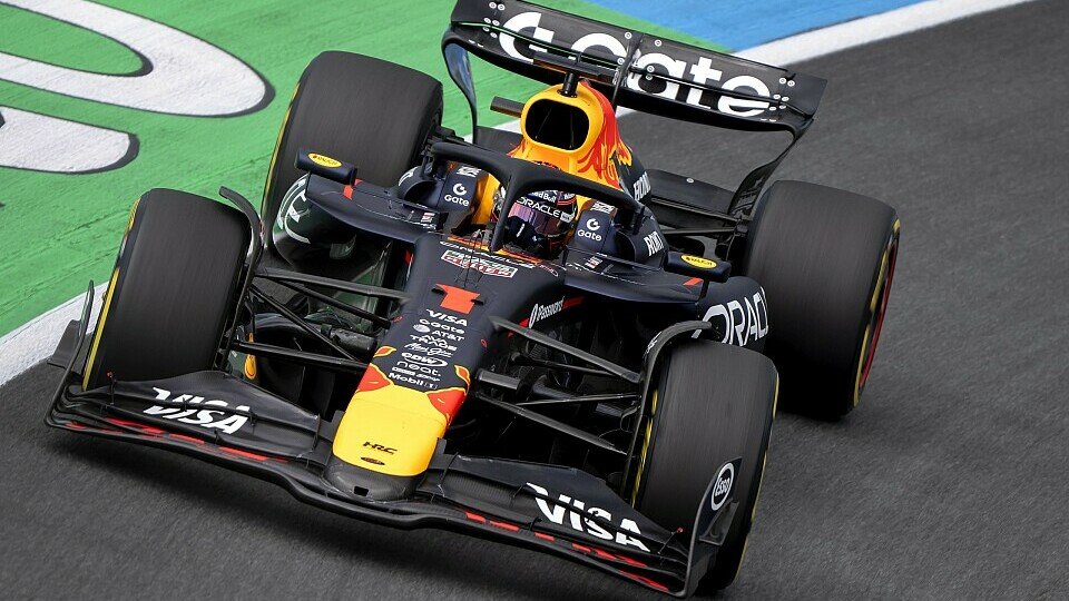 Max Verstappen im RB21 auf der Rennstrecke Max Verstappen im RB21 auf der Rennstrecke