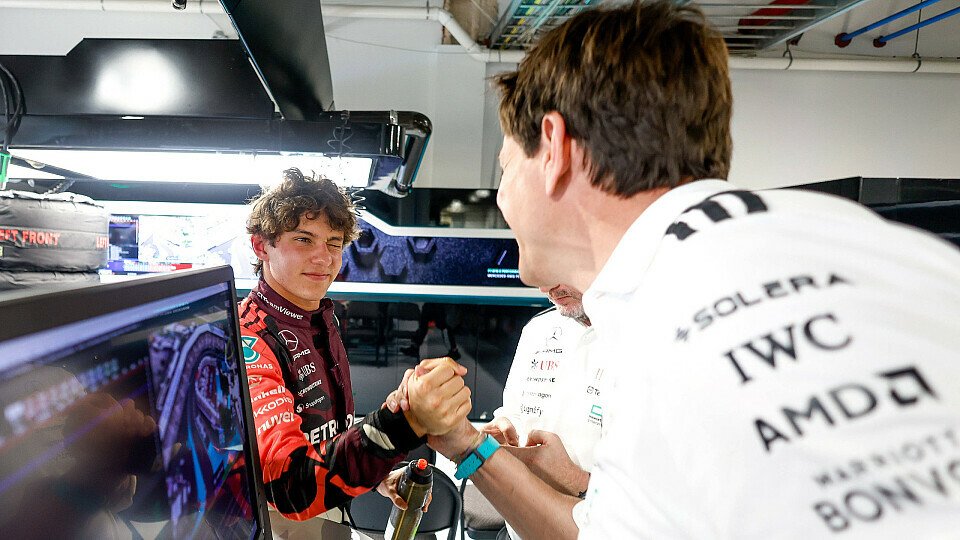 Kimi Antonelli und Toto Wolff klatschen sich ab