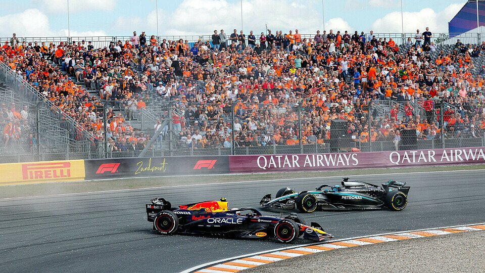 Yuki Tsunoda (Red Bull) dreht sich vor George Russell (Mercedes) beim Formel-1-Training in Zandvoort (Niederlande) 2025 Yuki Tsunoda (Red Bull) dreht sich vor George Russell (Mercedes) beim Formel-1-Training in Zandvoort (Niederlande) 2025