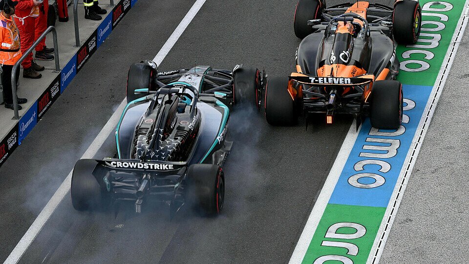 Oscar Piastri (McLaren) & George Russell (Mercedes) in der Boxengasse beim Formel-1-Training in Zandvoort (Niederlande) 2025.