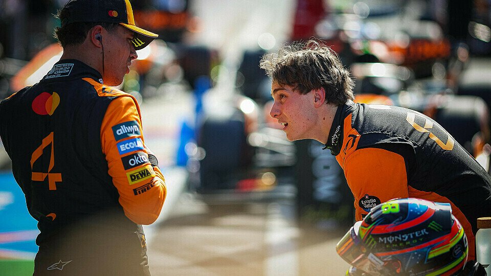 Lando Norris und Oscar Piastri sprechen nach dem Qualifying von Zandvoort im Parc ferme