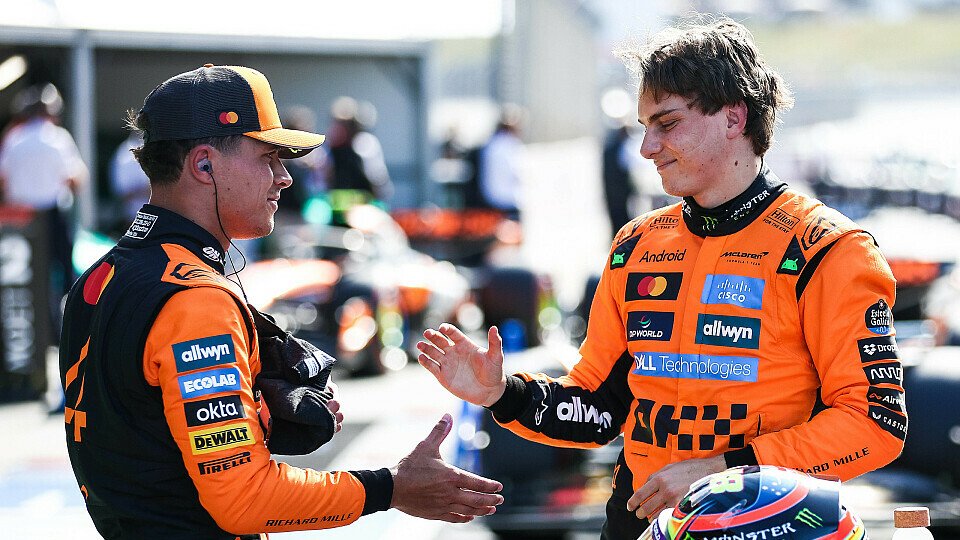 Lando Norris und Oscar Piastri sprechen nach dem Qualifying von Zandvoort im Parc ferme Lando Norris und Oscar Piastri sprechen nach dem Qualifying von Zandvoort im Parc ferme