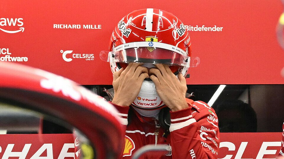 Charles Leclerc mit Helm in der Ferrari-Box in Zandvoort Charles Leclerc mit Helm in der Ferrari-Box in Zandvoort