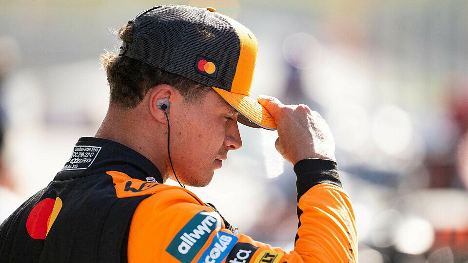 Lando Norris greift sich an die Kappe