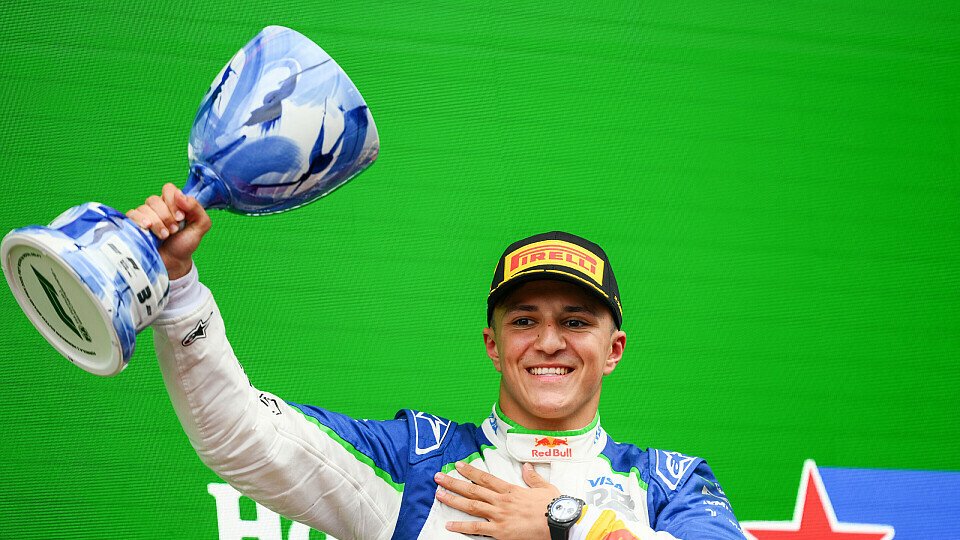 Isack Hadjar auf dem Podium in Zandvoort Isack Hadjar auf dem Podium in Zandvoort