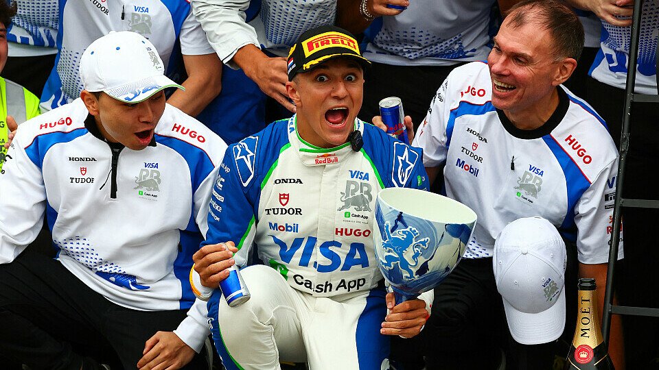 Isack Hadjar mit seinem Team und seinem kaputten Pokal nach dem F1-Rennen in Zandvoort Isack Hadjar mit seinem Team und seinem kaputten Pokal nach dem F1-Rennen in Zandvoort