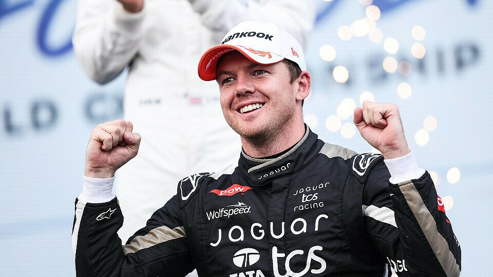Formel-E-Pilot Nick Cassidy von Jaguar bejubelt seinen Podiumsplatz beim ePrix in Berlin. Formel-E-Pilot Nick Cassidy von Jaguar bejubelt seinen Podiumsplatz beim ePrix in Berlin.