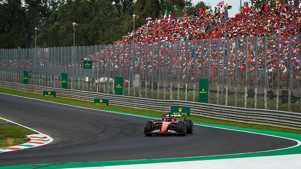 Charles Leclerc fährt in Monza an Tribüne mit Ferrari-Fans vorbei Charles Leclerc fährt in Monza an Tribüne mit Ferrari-Fans vorbei