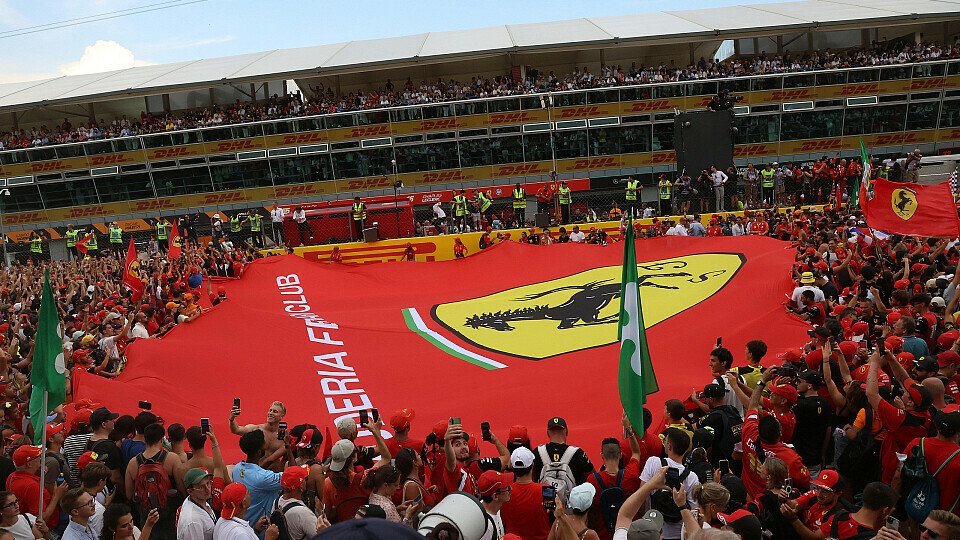 Tifosi breiten Ferrari-Flagge in Herzform aus