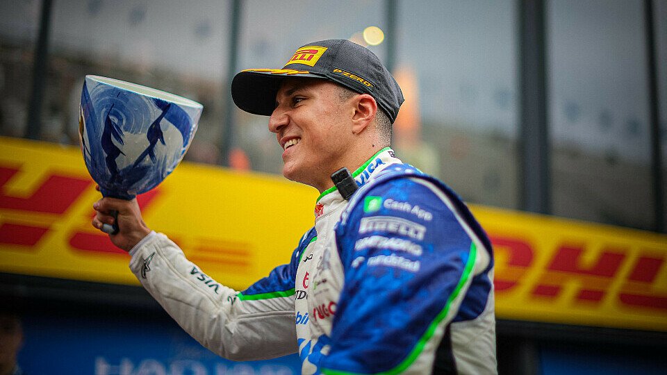 Isack Hadjar zerbricht bei Jubel seinen Pokal