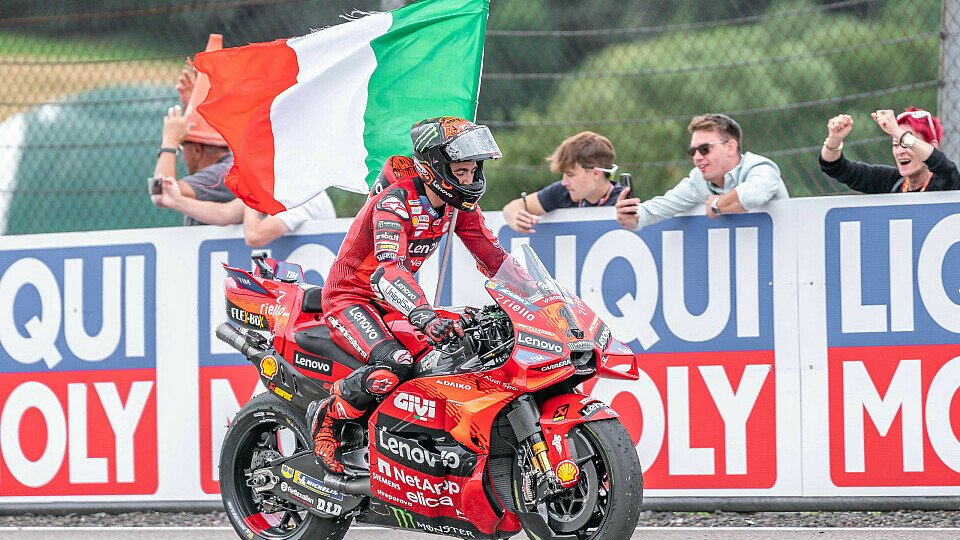 Francesco Bagnaia feiert mit der italienischen Flagge