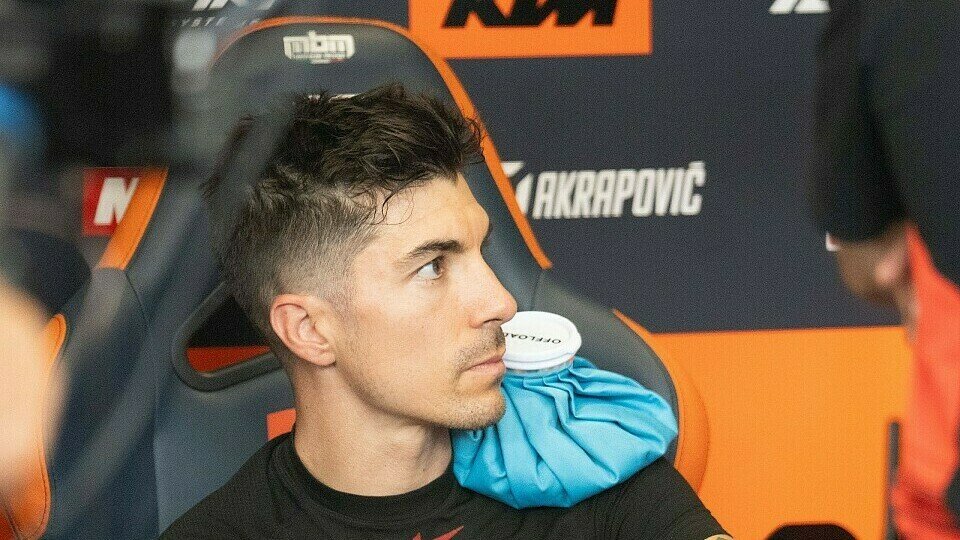Maverick Vinales mit Kühlbeutel auf der Schulter in der Tech3-Box Maverick Vinales mit Kühlbeutel auf der Schulter in der Tech3-Box