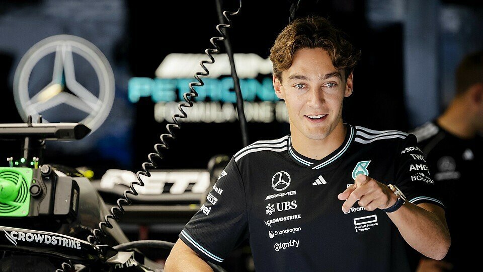 George Russell steht in Monza in der Mercedes-Garage neben seinem Auto George Russell steht in Monza in der Mercedes-Garage neben seinem Auto