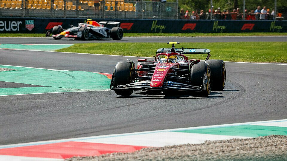 Lewis Hamilton im Ferrari fährt vor einem Racing Bulls